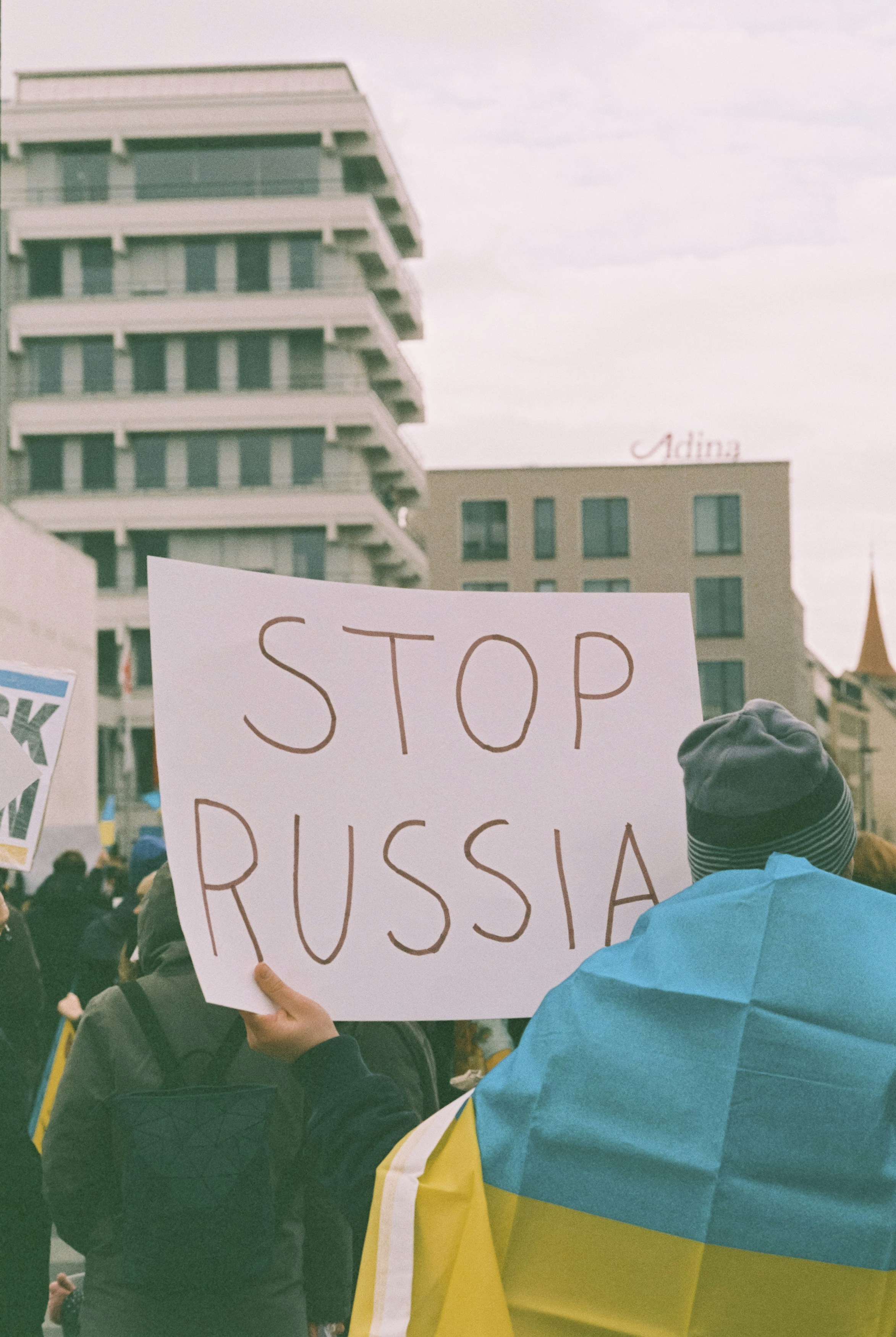 Demonstration against the war of aggression Russia against Ukraine. Leica M6 (1987), Summarit-M 2.5 75mm(2007). Hi-Res analog scan by www.urbanfilmlab.com – Konica VX 200 (expired)